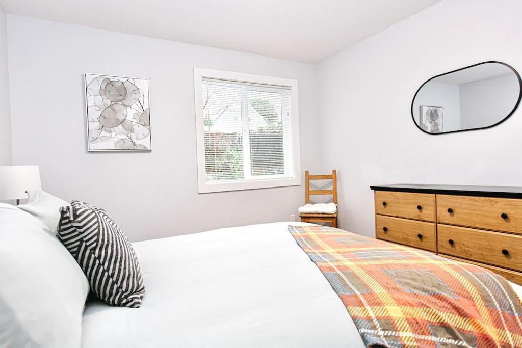 Esquimalt Lagoon Life Apartment Виктория Екстериор снимка
