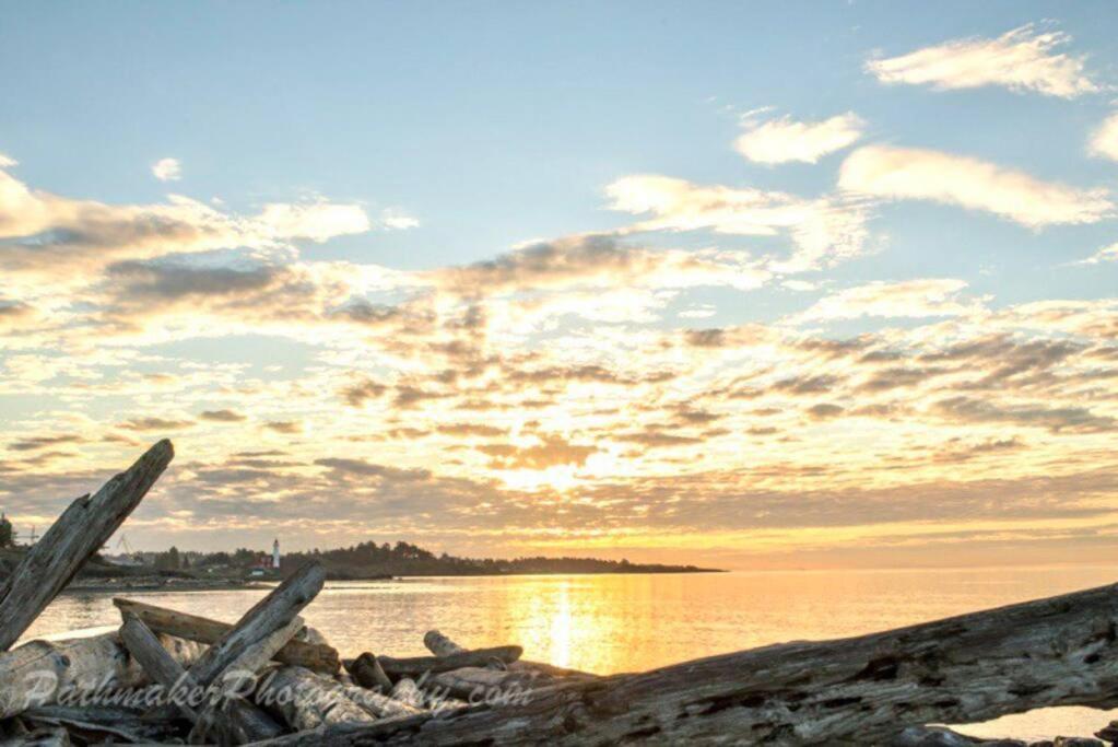 Esquimalt Lagoon Life Apartment Виктория Екстериор снимка